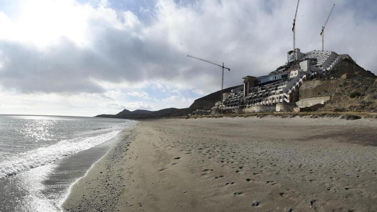 Carboneras City Council takes first step toward demolishing El Algarrobico hotel, complying with court order.
