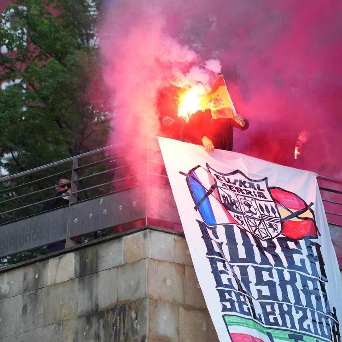 Feijóo criticizes 'totalitarian' sabotage of World Cup final screening in Bilbao.