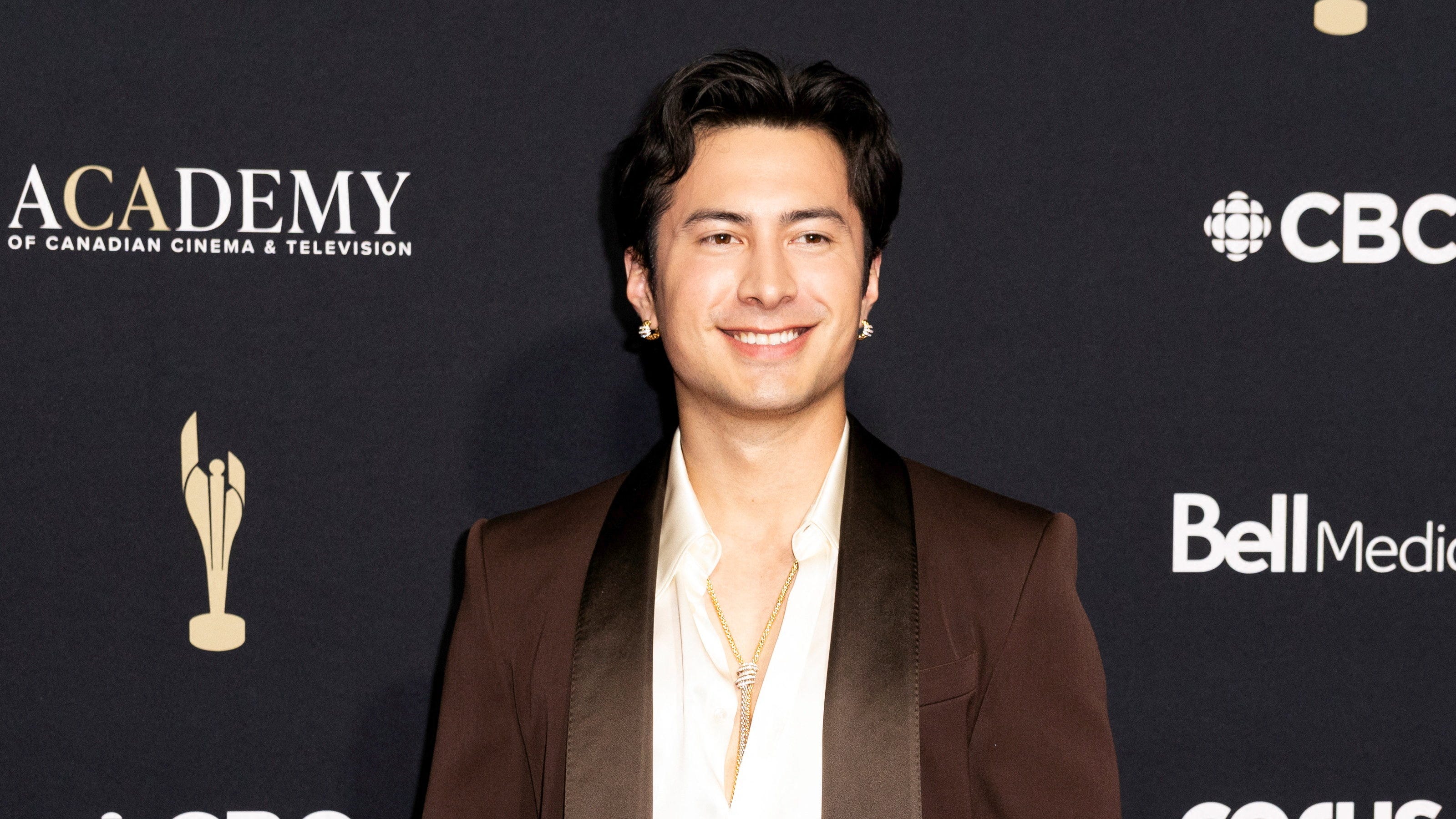 Canadian actor Hudson Williams confronts autograph seekers in Paris, attempts to burn photo.
