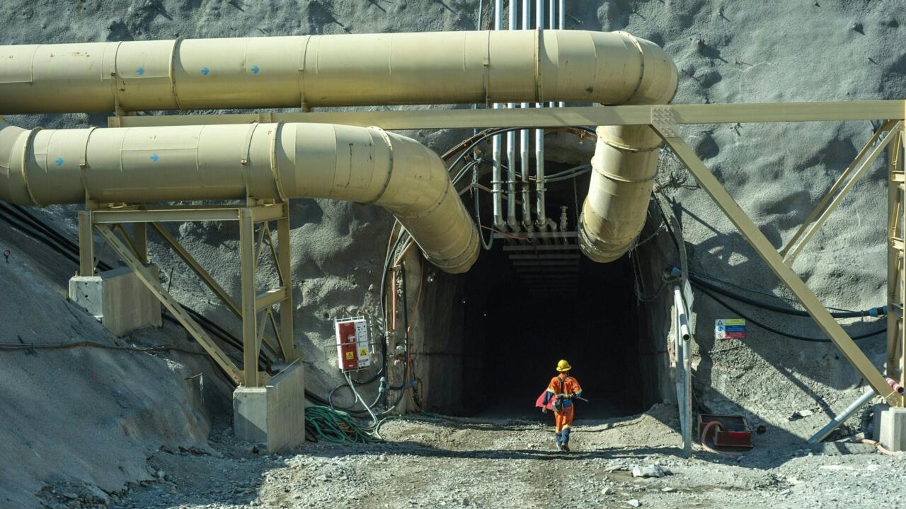 Diamond Market Downturn Prompts De Beers to Halt Venetia Mine Production for Two Years