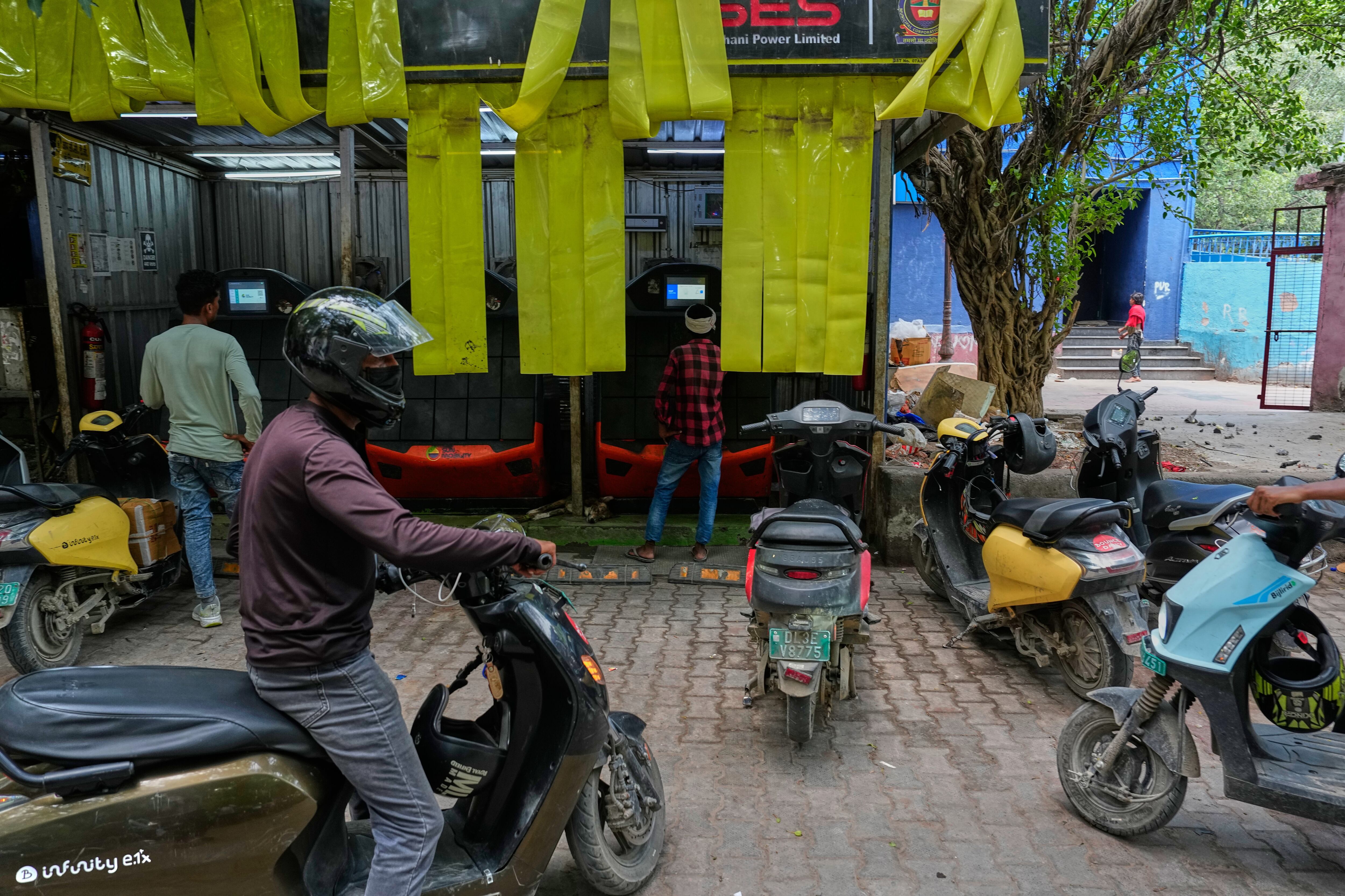 Delhi Launches Ambitious Policy to Combat Air Pollution, Targeting Majority Electric Vehicles by 2027