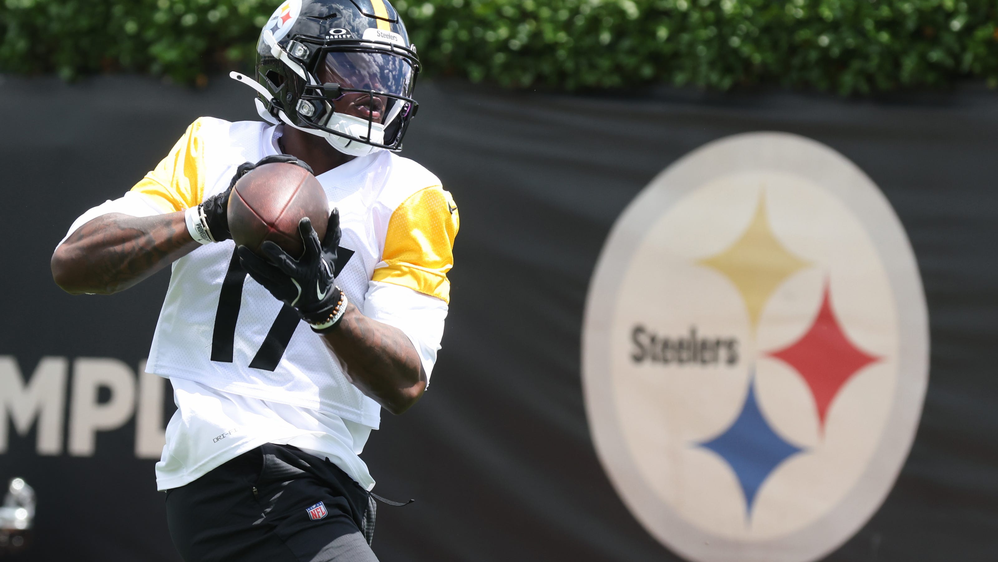 Madden NFL 27 rookie ratings unveiled, showcasing top talent like Love and Downs for August release.