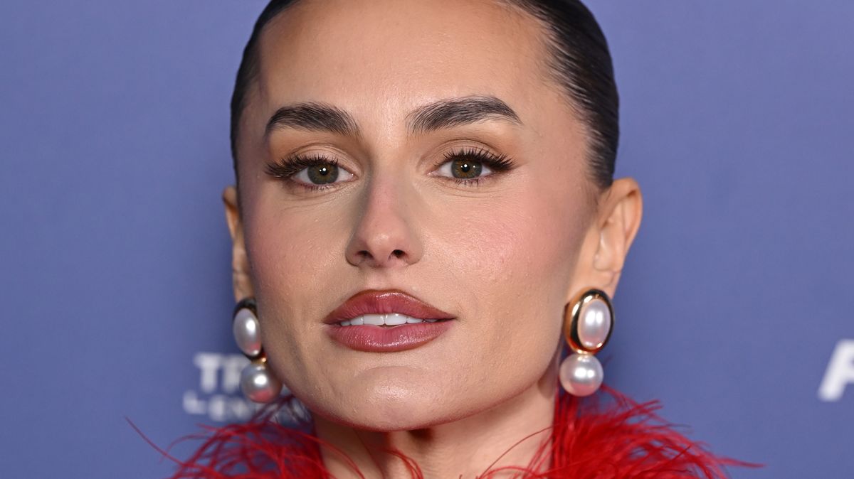 Amber Davies Demands Removal of Filming Fan, Disrupting Legally Blonde Dublin Show