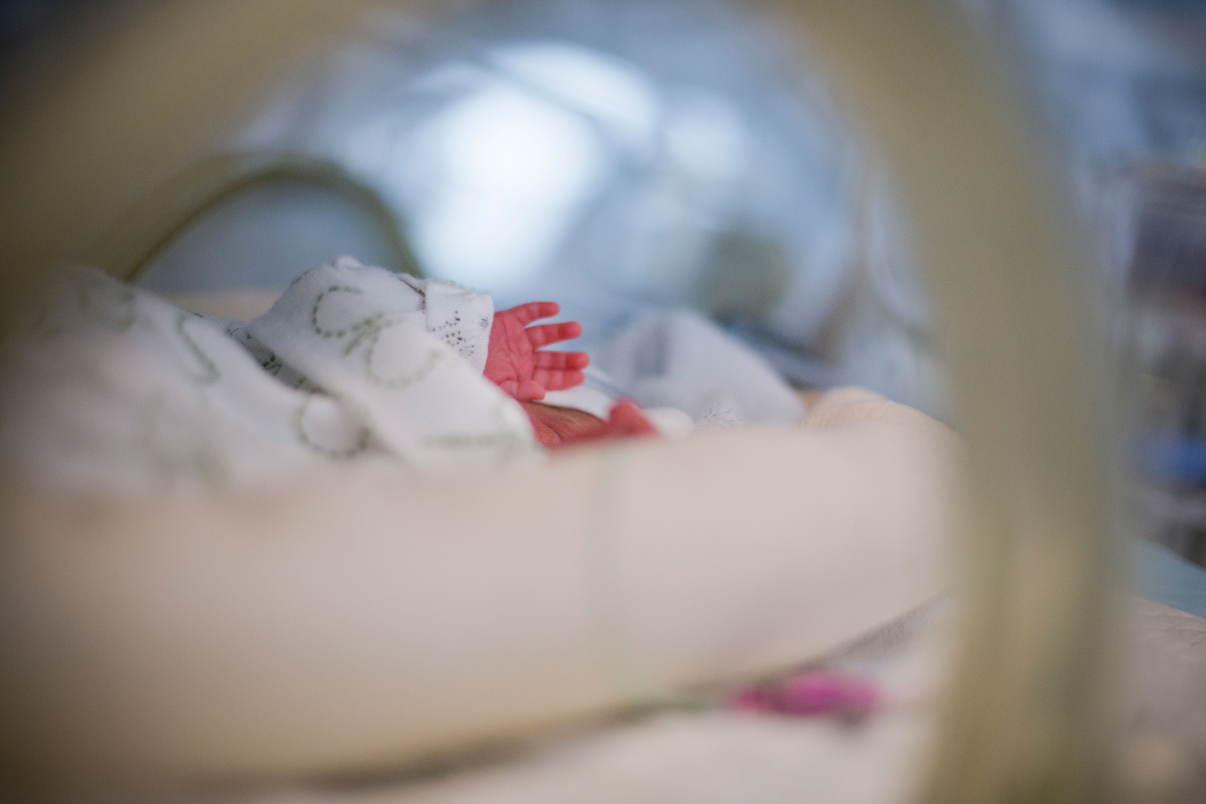 Mother accuses formula of infant's death; manufacturer closes case, not alerting FDA.