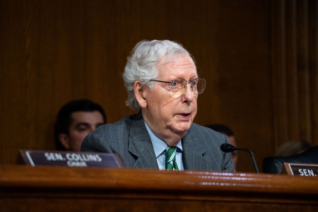 Kentucky Gov. Beshear Presses Sen. McConnell to Disclose Health Status Amid Service Concerns
