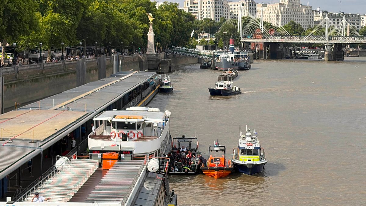 Police Vessel Crashes Near Westminster Bridge, Triggering Major Emergency Response