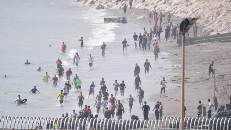 Hundreds of migrants swim into Ceuta; Civil Guard performs dozens of water rescues.