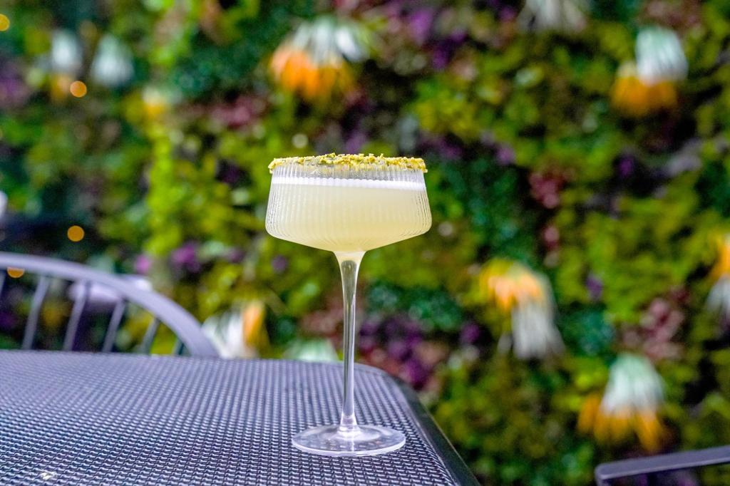 Home Bartenders Master Cocktails with Simple 1:1:1 Ratio and Trendy Flavors