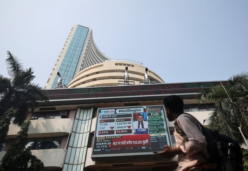 Indian Stocks Slide as Oil Tops $90 Amid Gulf Escalations, Bank Earnings Mixed