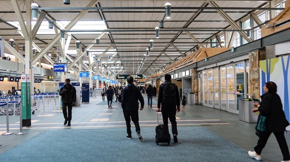 Air Canada plane veers off Montreal runway, causing Vancouver flight delays and cancellations