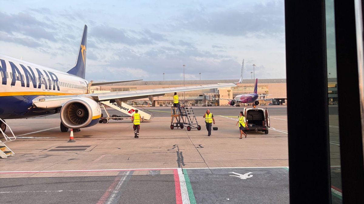 Ryanair flight to Exeter diverts 160 miles to Birmingham following reported wing problem.