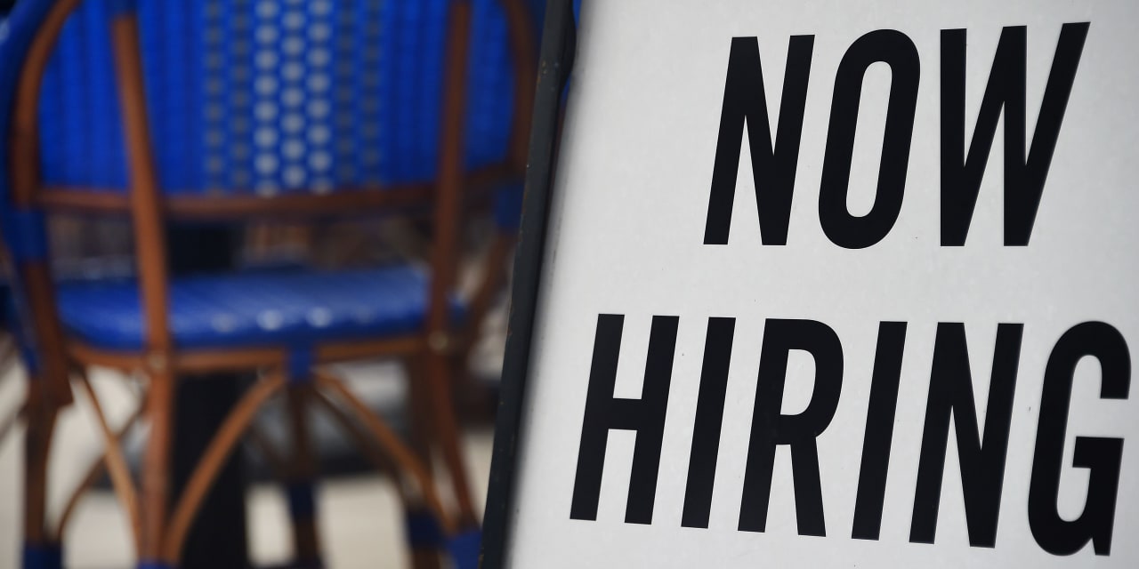 US Jobless Claims Fall as Labor Market Remains Steady Despite Fed's Inflation Concerns