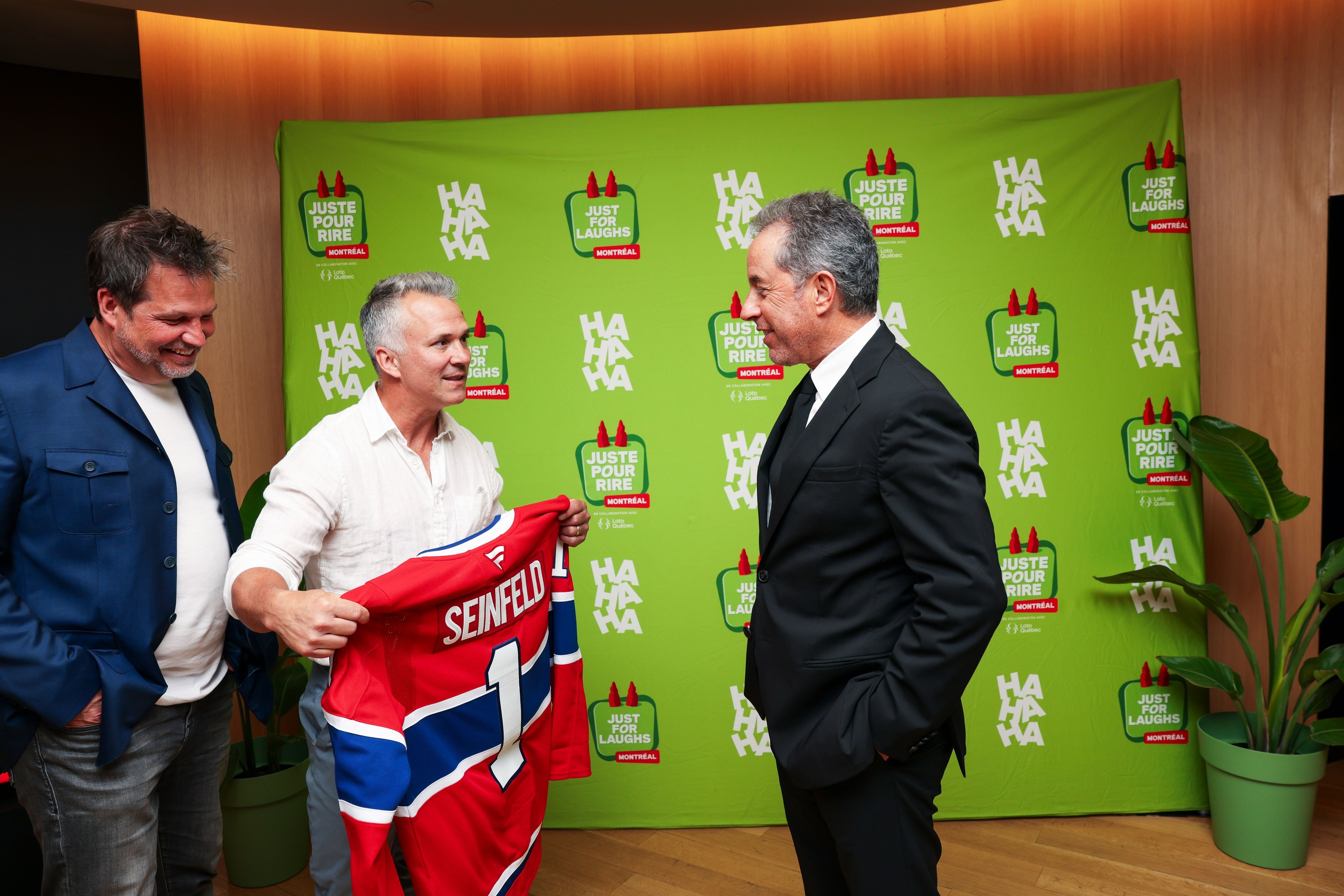 Canadiens Coach Martin St. Louis Meets Idol Jerry Seinfeld, Gifts Team Jersey at Just for Laughs