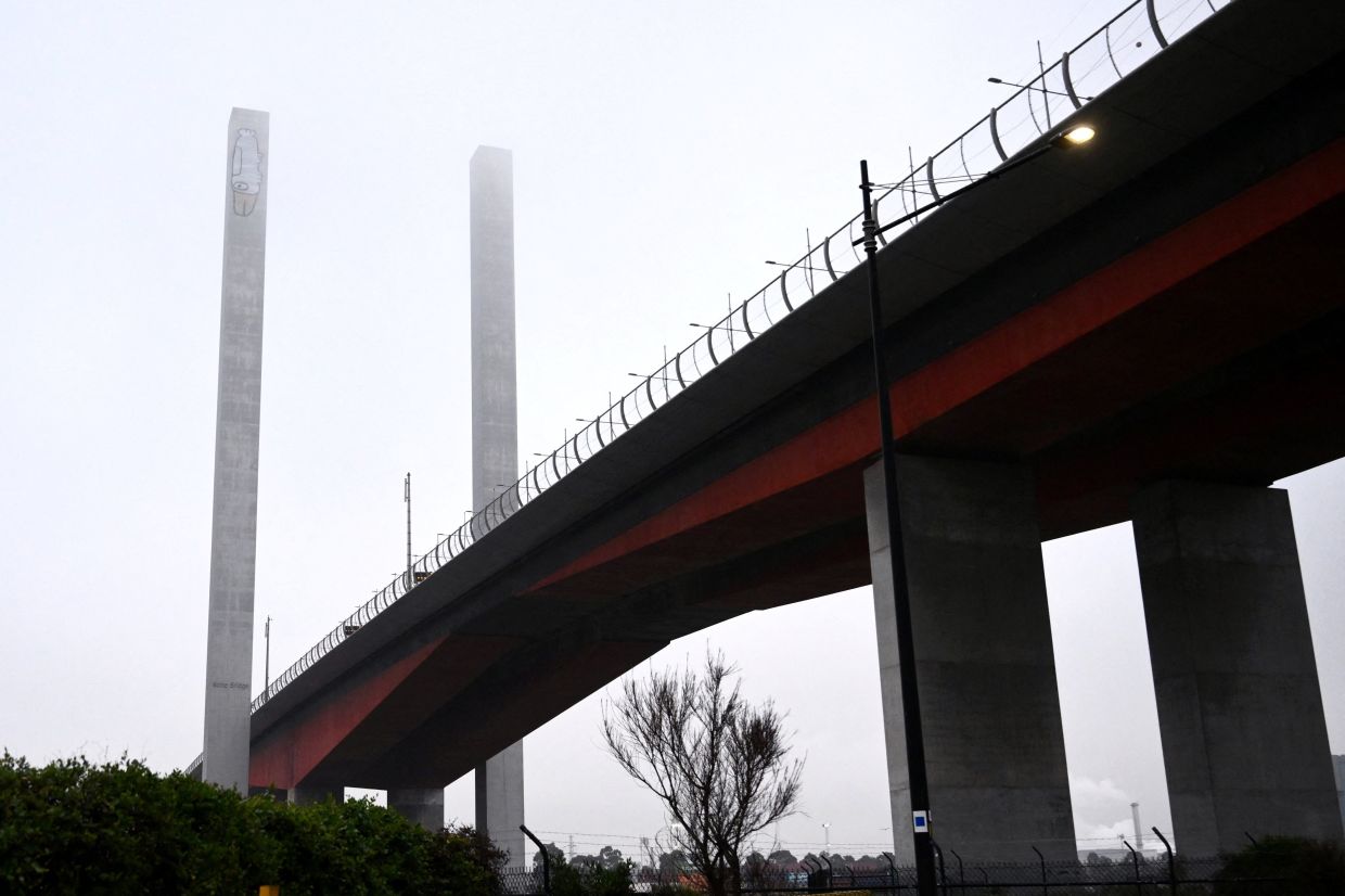 Graffiti artist scales Melbourne's Bolte Bridge, triggering an eight-hour standoff and major traffic disruption
