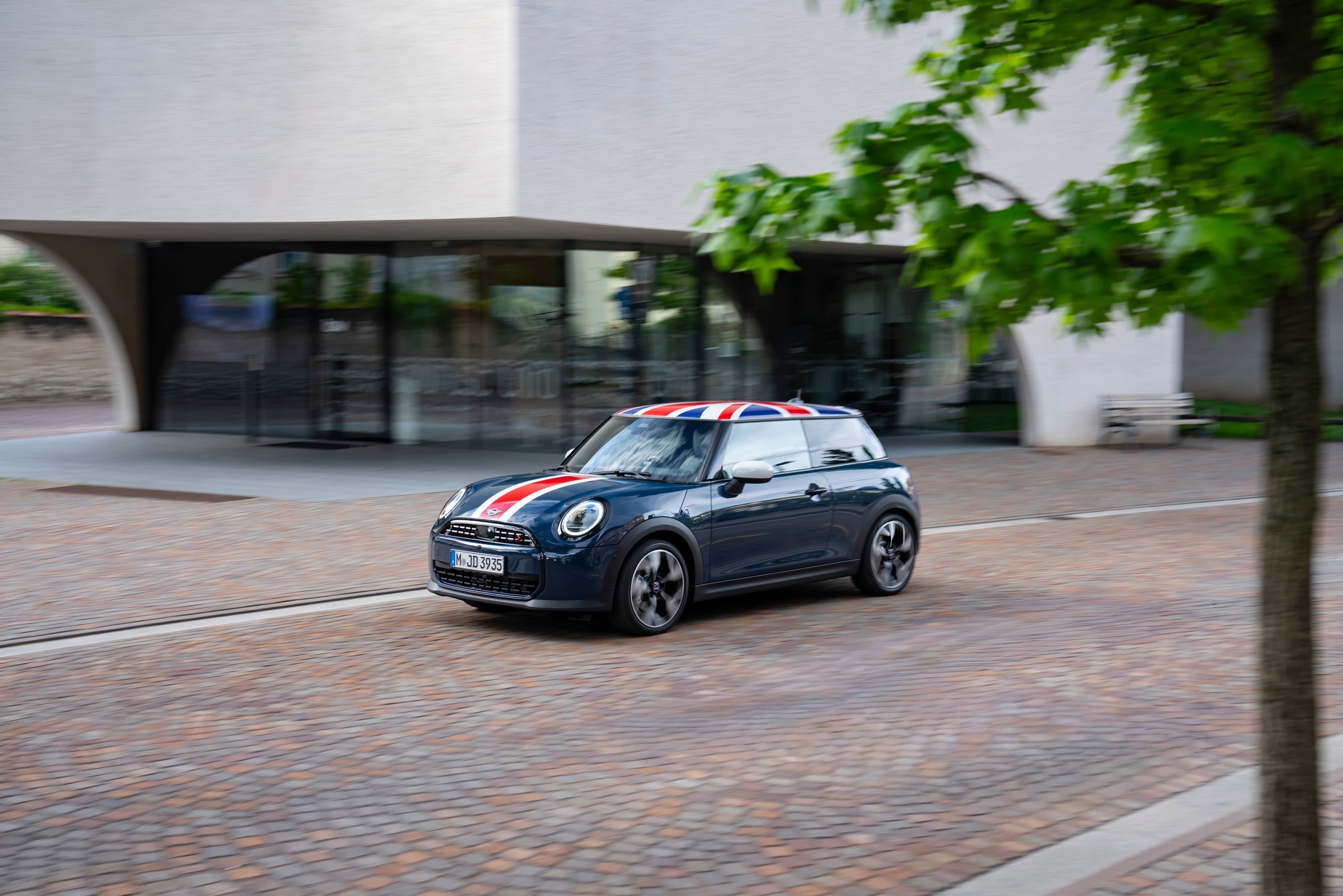 MINI Marks 25th Anniversary of Modern Production with Special Oxford Edition Featuring British Heritage