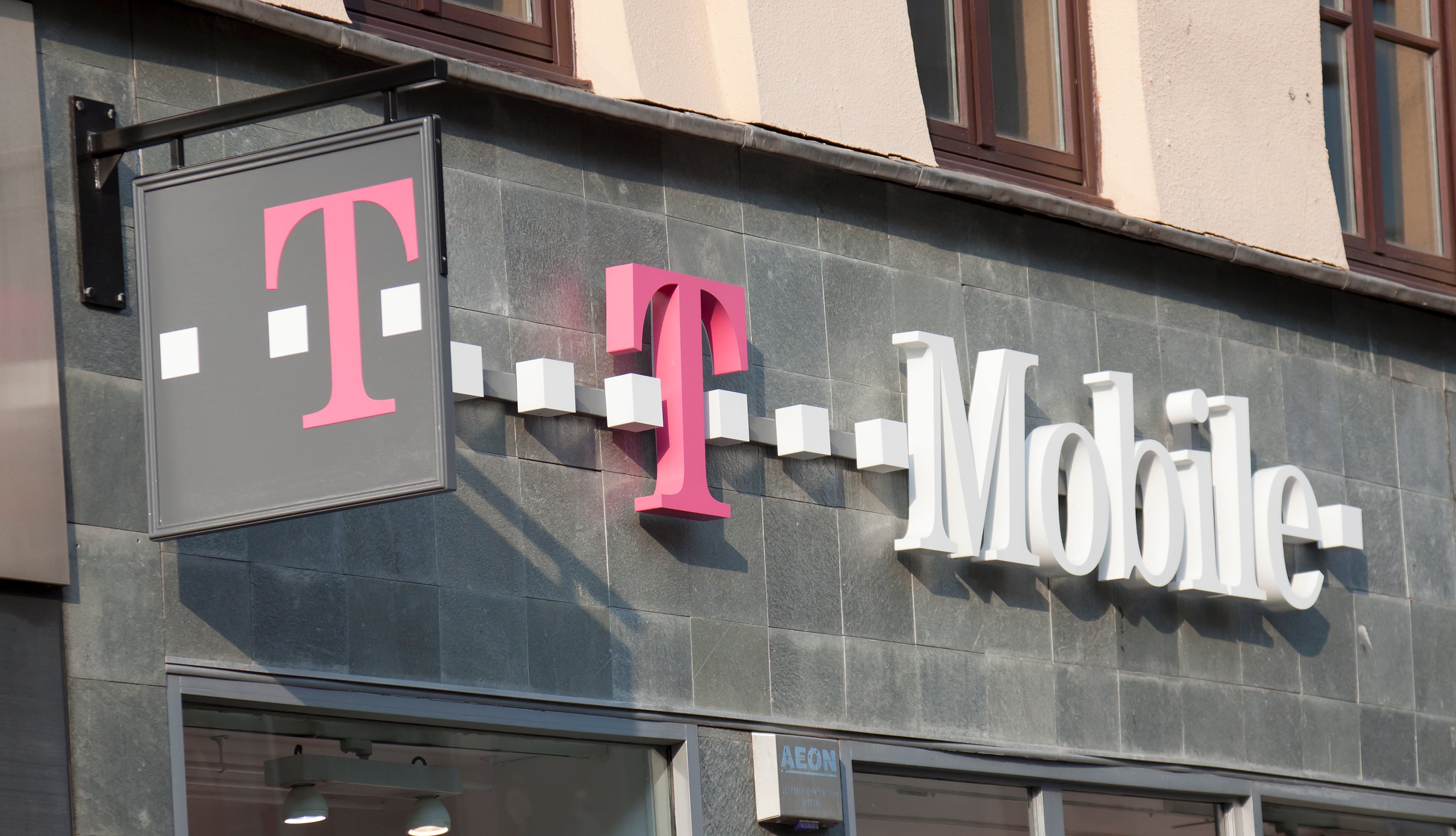 T-Mobile Nationwide Outage Disrupts Mobile Service for Thousands; Company Offers No Explanation