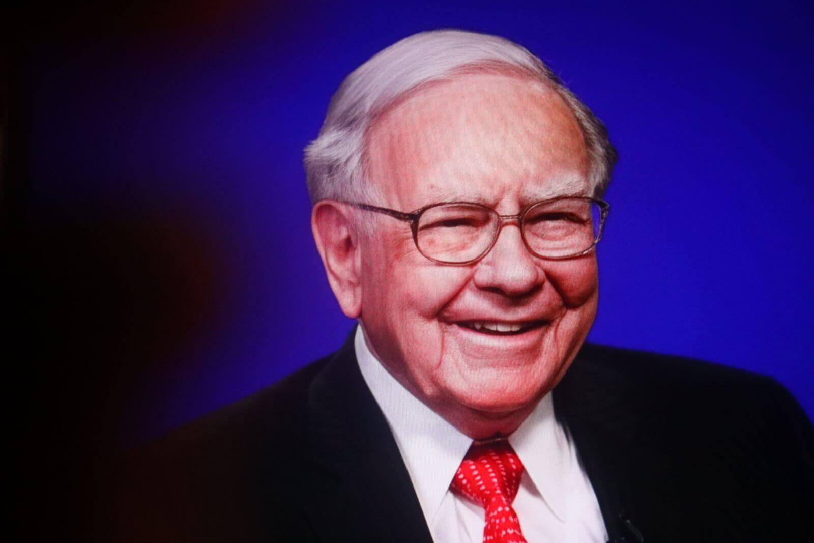 Buffett Initiates Berkshire's $10B Alphabet AI Bet, Shifting Tech Strategy with Abel