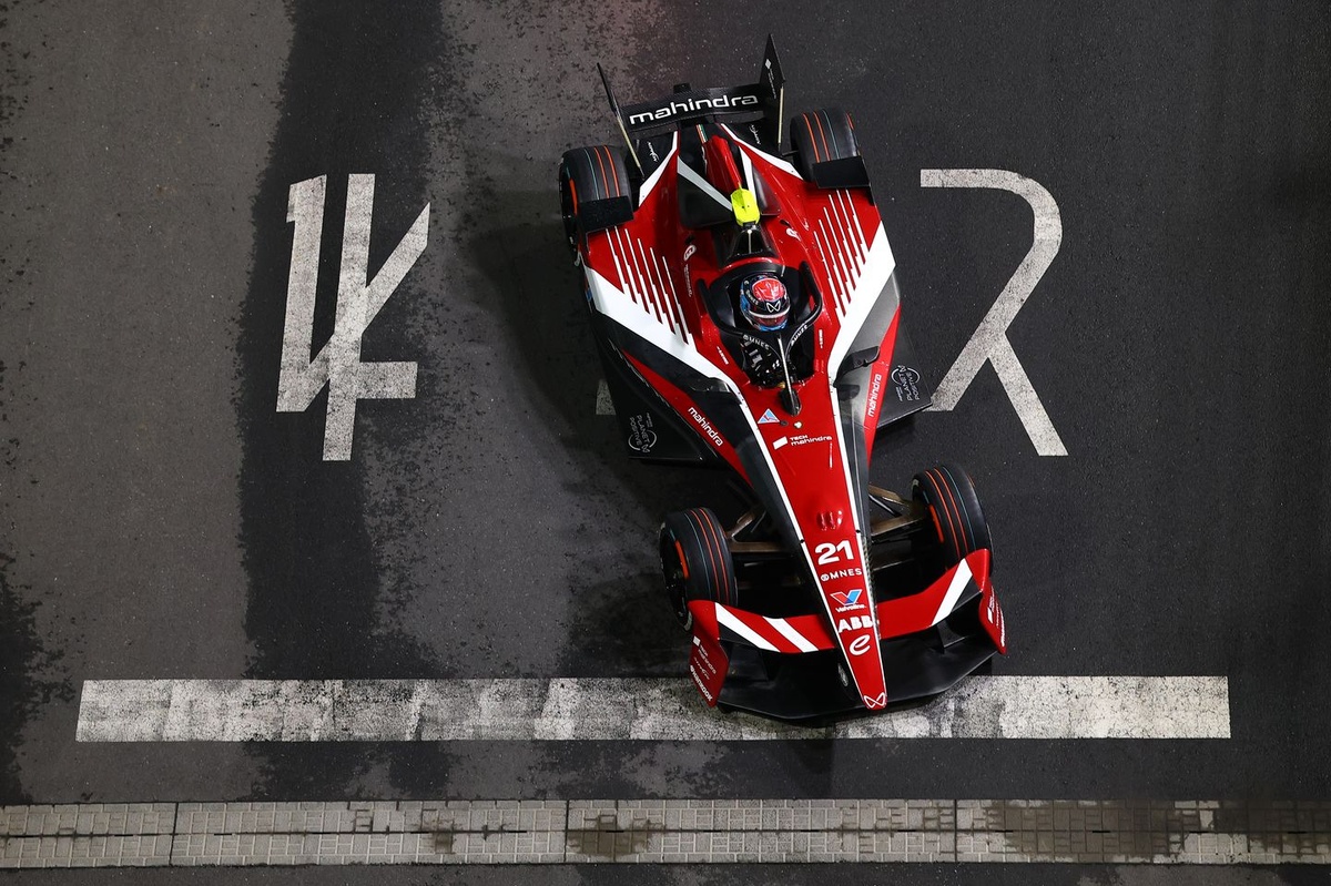 Nyck de Vries Dominates Chaotic Tokyo E-Prix; Jake Dennis Seizes Championship Lead