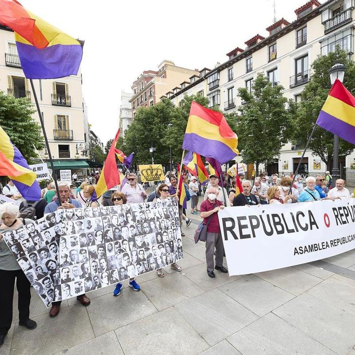Spain's Republican legacy wanes 90 years on, monarchy established; government deems state model irrelevant.