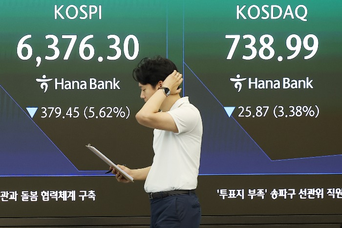 Global Chip Selloff Plunges Japan's Nikkei and Korea's KOSPI Amid AI Slowdown