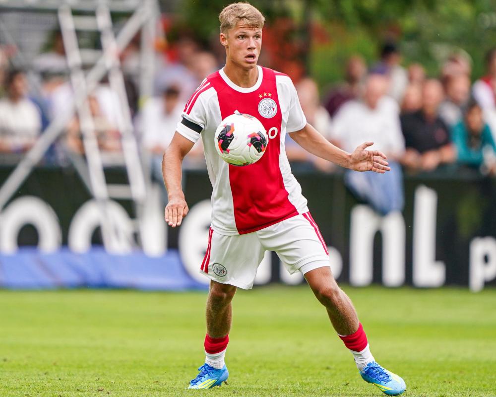 Newcastle Nears €27 Million Deal for Ajax Prodigy Sean Steur, Bolstering Midfield