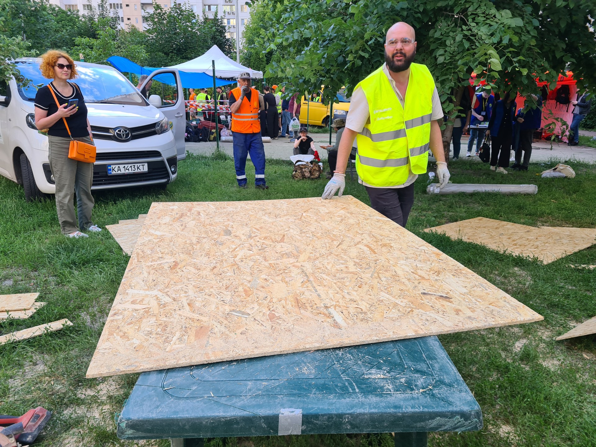 Dobrobat Volunteers Mobilize to Rebuild Kyiv Homes After Devastating Russian Missile Attack