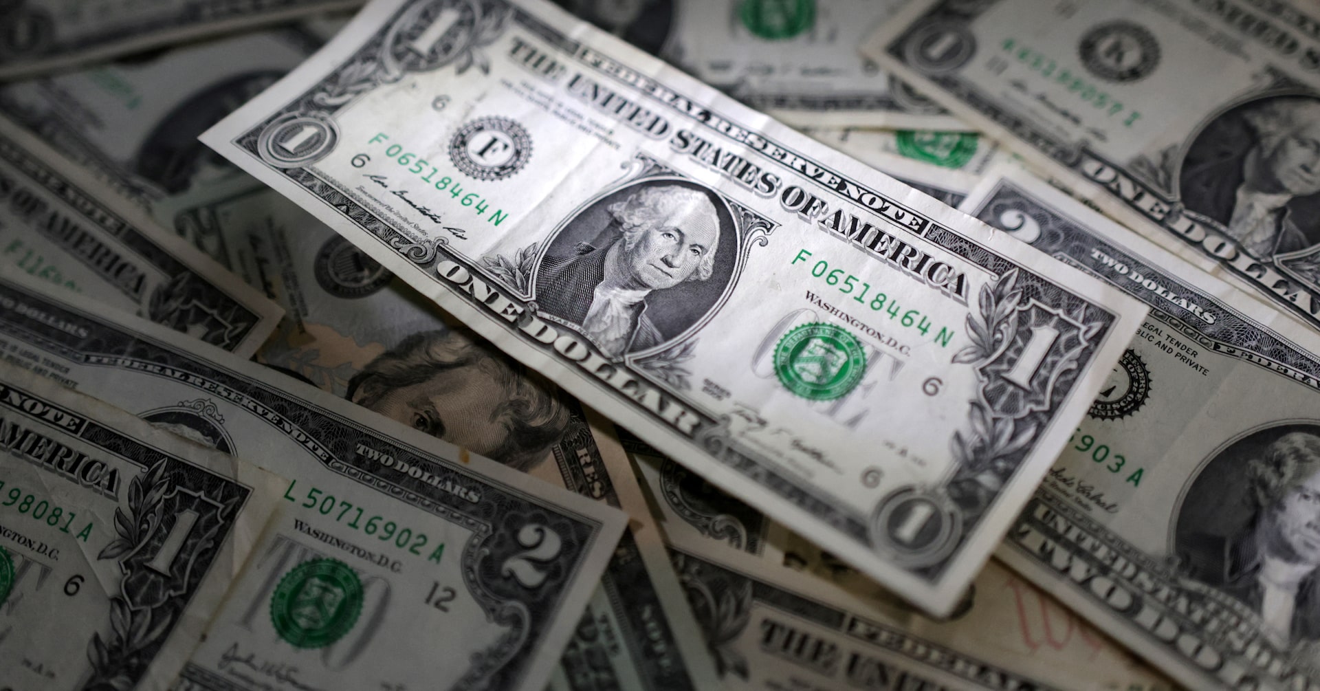 Dollar Holds in Narrow Range Ahead of Key Inflation Data and Jackson Hole