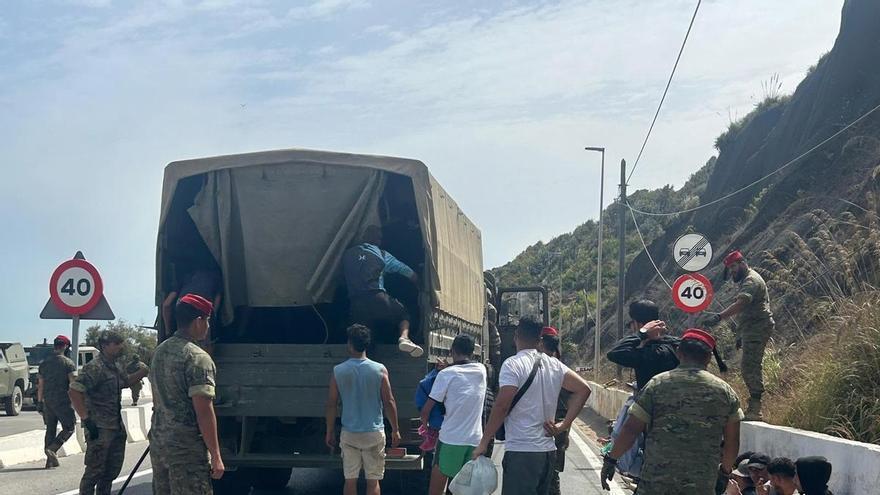 Spanish Army transports hundreds of irregular migrants from Ceuta's neighborhoods back to the border