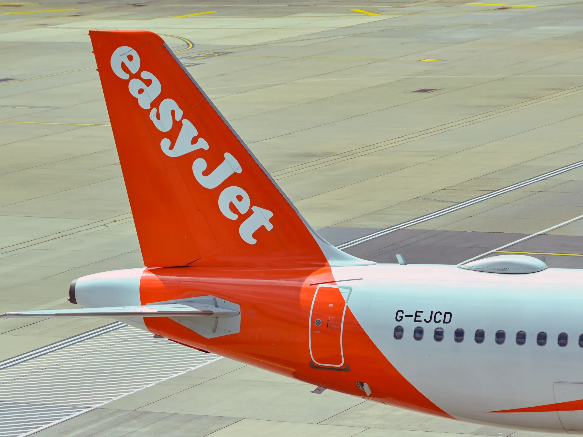 EasyJet to Cease All Operations from Leeds Bradford Airport by January 2027