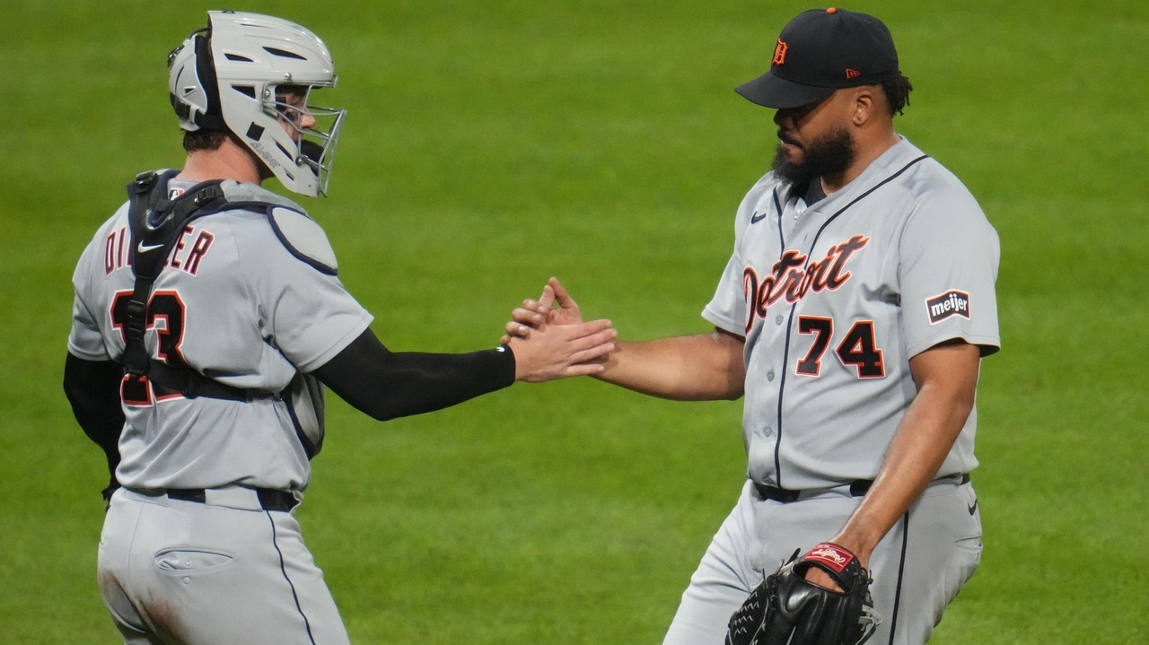 McGonigle Homer Fuels Tigers' 8-5 Win, Tying for Final AL Wild Card Spot
