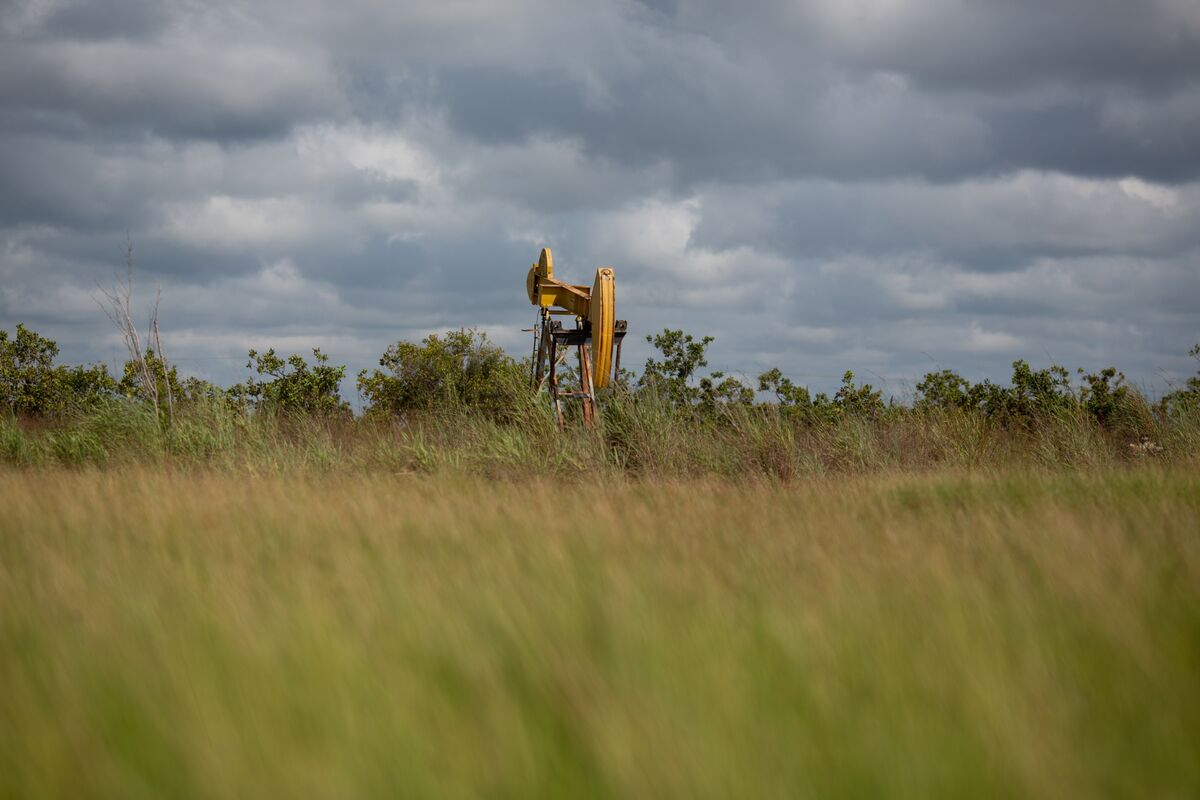 The United States nears a massive deal to acquire stakes in Venezuelan oil fields.
