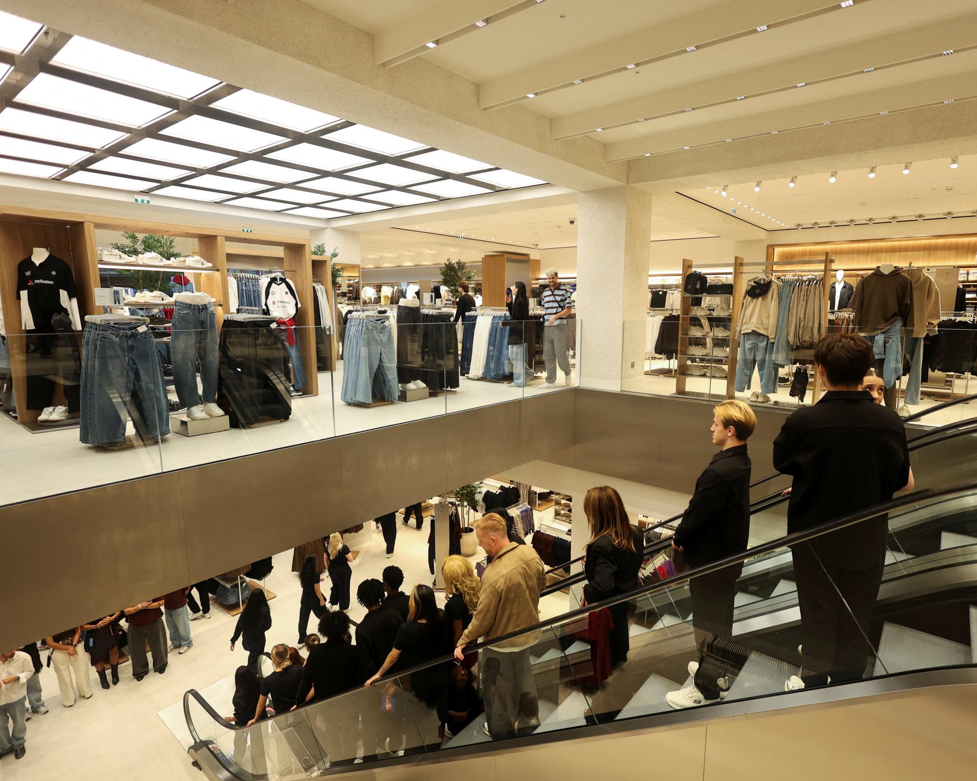 Inditex opens its first UK Lefties store in Liverpool featuring advanced robotic retail technology.
