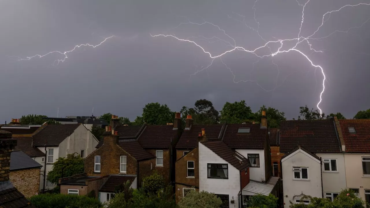 Yellow weather warnings issued across NI and Ireland as heavy rain and thunder threaten flooding.
