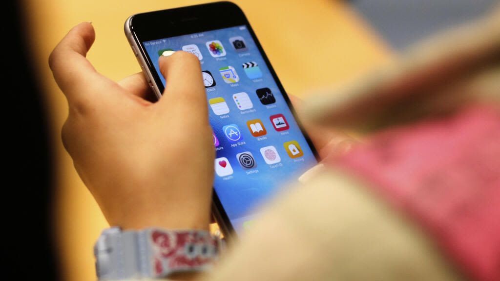 French Top Court Blocks Under-15 Social Media Ban Over Free Expression Concerns