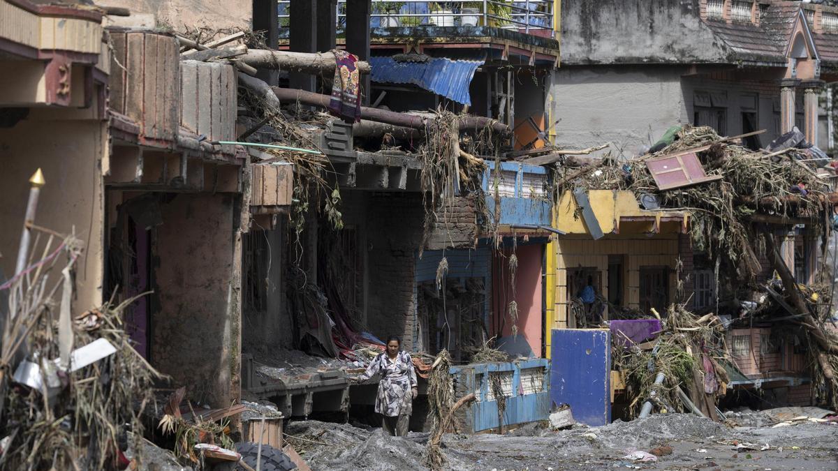 Exteriores reduce a tres el número de españoles desaparecidos tras la riada en Nepal