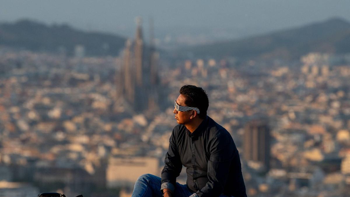 Historic Eclipse Fails to Stop Shoppers and Tourists in Barcelona City Center