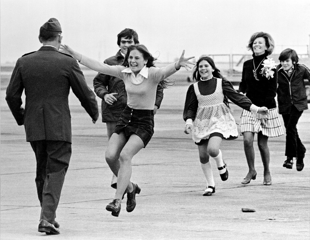 Sal Veder, Pulitzer-Winning AP Photographer Behind 'Burst of Joy,' Dies at 99
