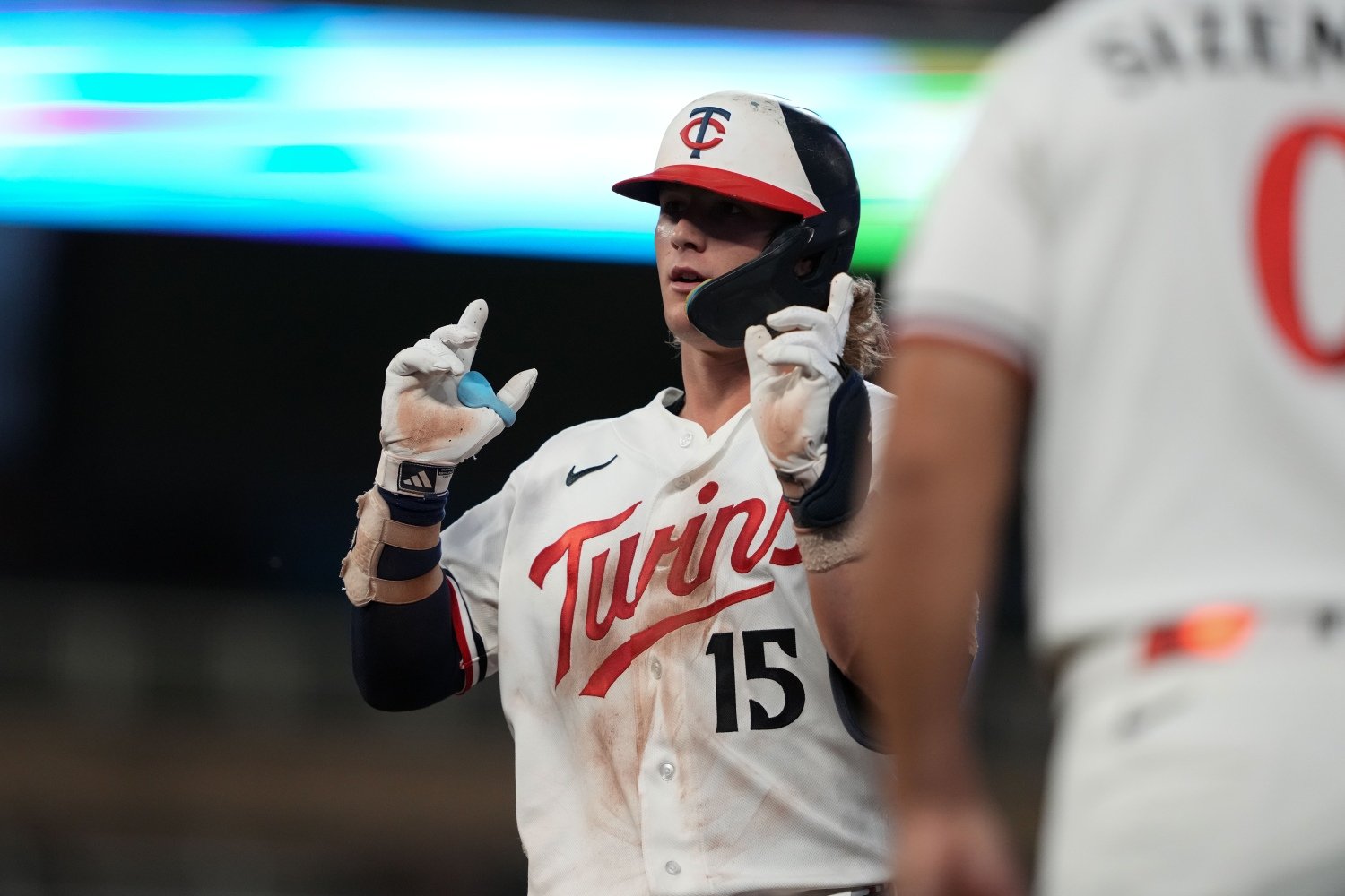 Minnesota Twins secure 4-2 victory over Braves as bullpen successfully protects lead.