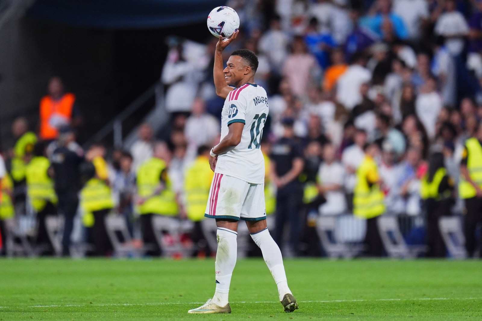 Real Madrid hosts Inter Milan to open the new Champions League main phase.