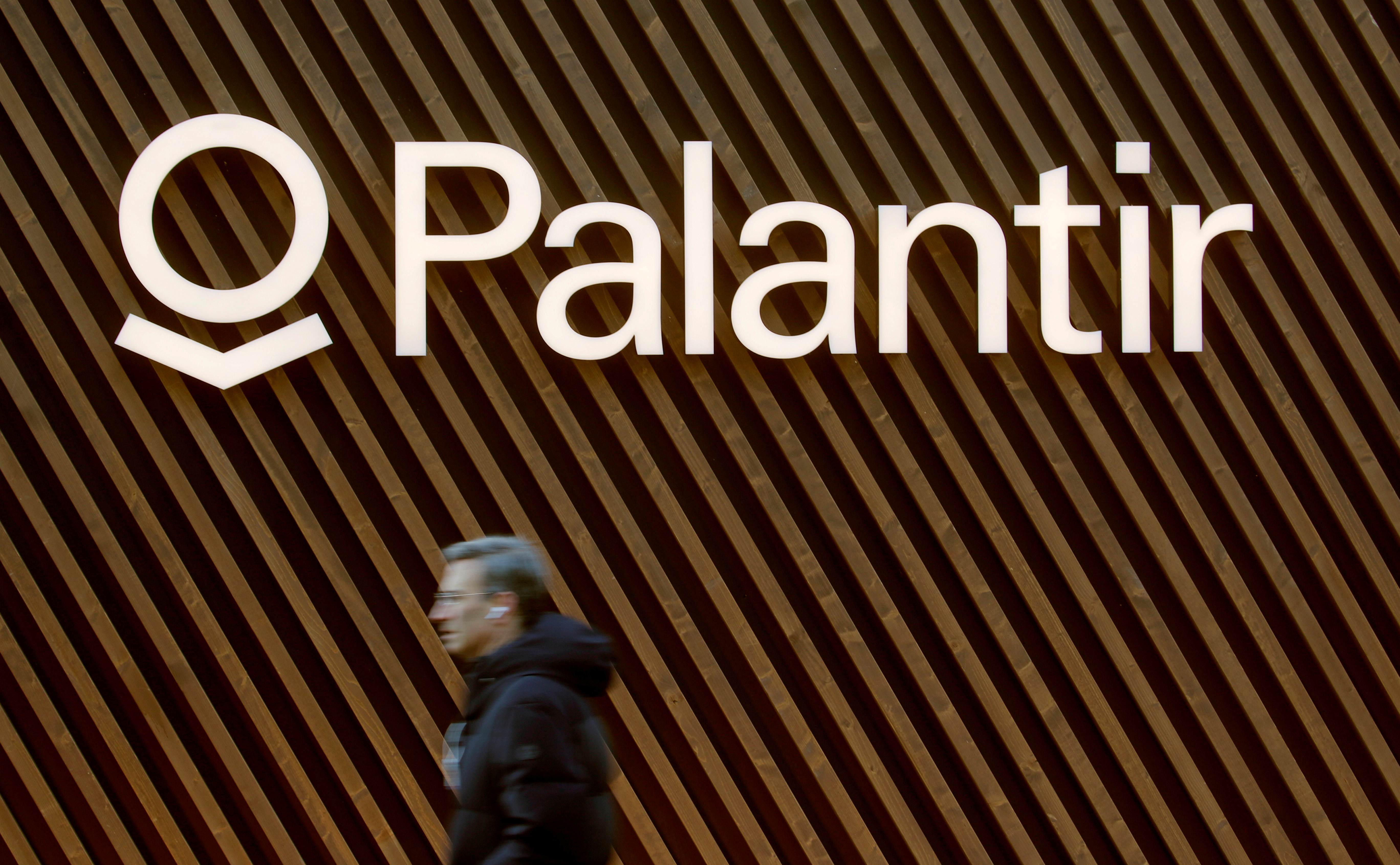 Rakuten increases Palantir stake while expanding investments across major U.S. equities.