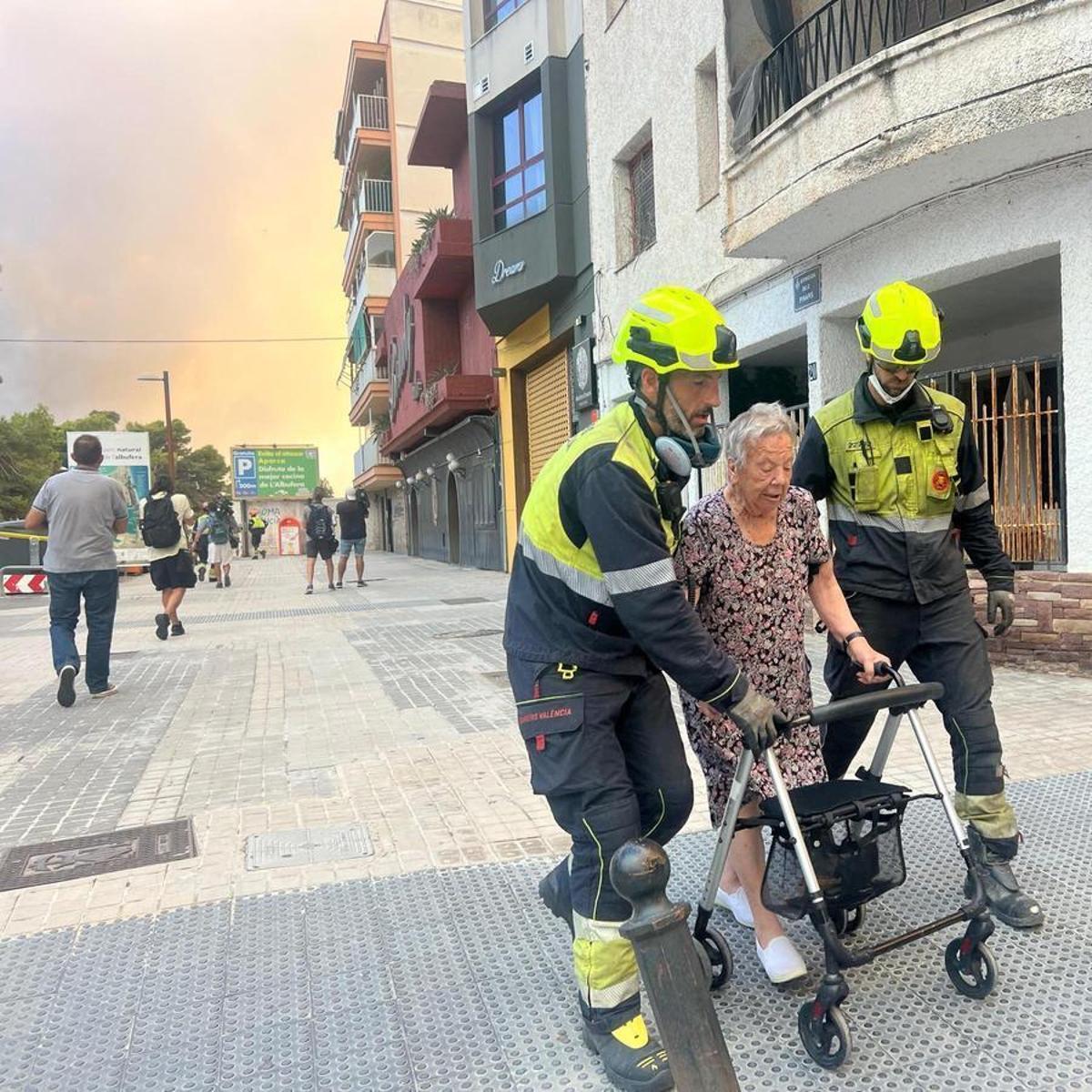 El cambio de viento obliga a evacuar El Saler y sus campings por el fuego