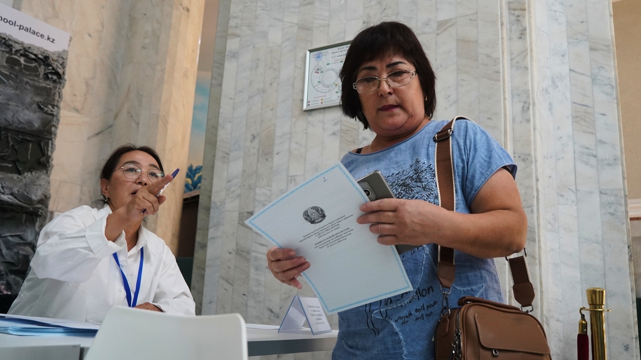 Kazakhstan Holds Parliamentary Elections Amid Scrutiny Over Political Control and Press Freedom