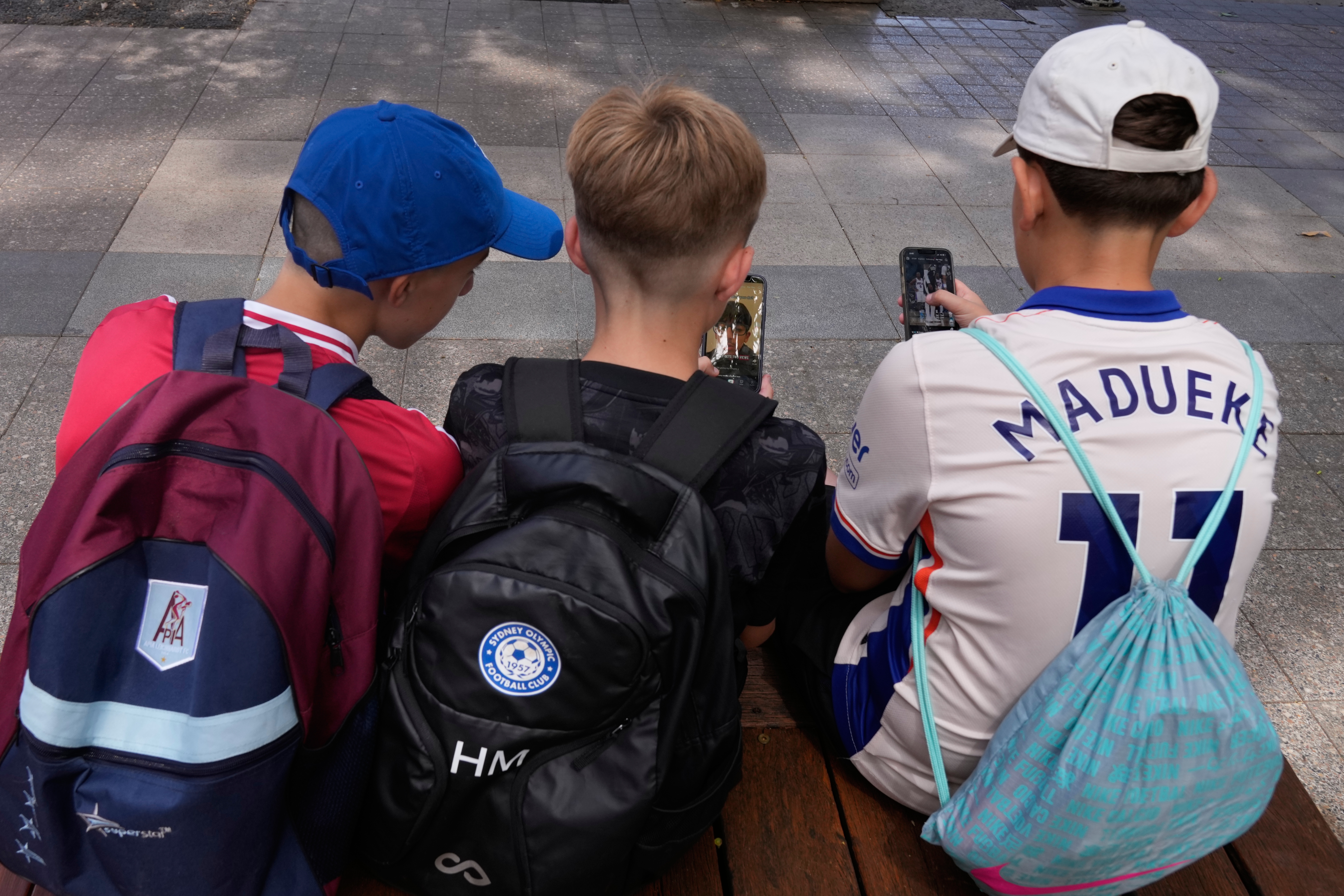 Australia's Under-16 Social Media Ban Shows Limited Early Impact as Most Teens Remain Online