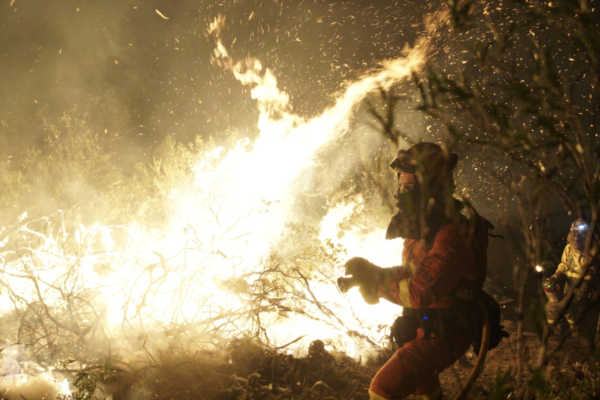 Fast-spreading Las Hurdes fire in Cáceres triggers Level 2 alert; authorities to meet.