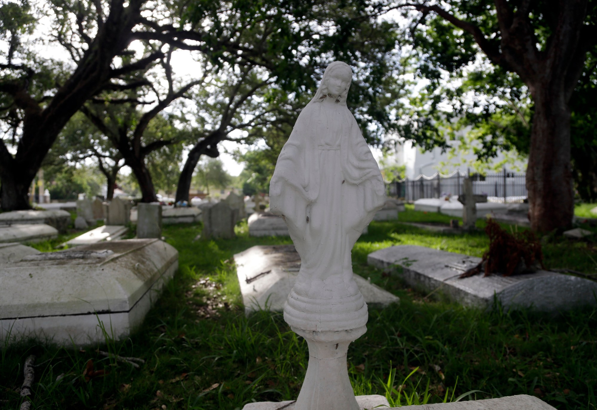 Florida authorities pursue trio accused of stealing heirlooms from cemeteries across nine states