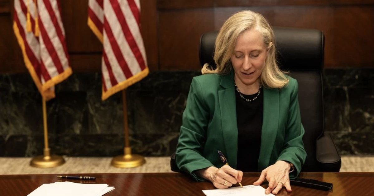 Virginia Governor Spanberger Restores Voting Rights for 66,085, Reversing Youngkin Policy