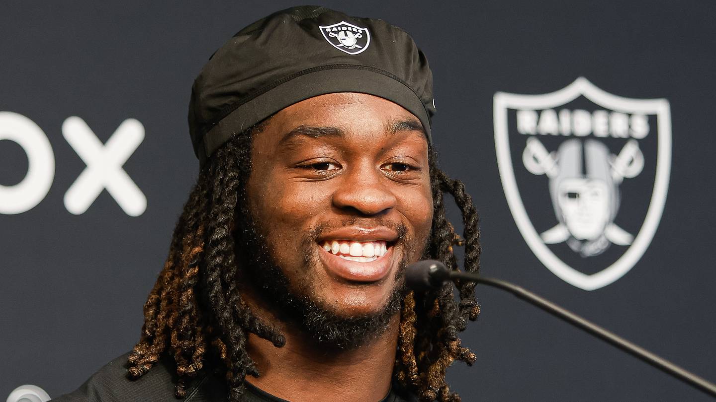 Las Vegas Raiders Running Back Ashton Jeanty Leaves Practice With Apparent Leg Injury