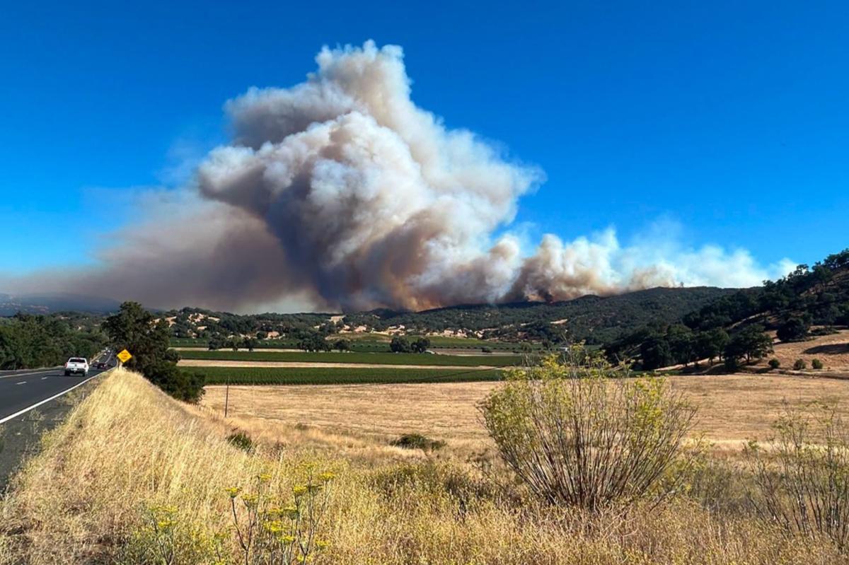 Feliz Fire Expands to 550 Acres Near Hopland, Forces Evacuations Amid High Winds