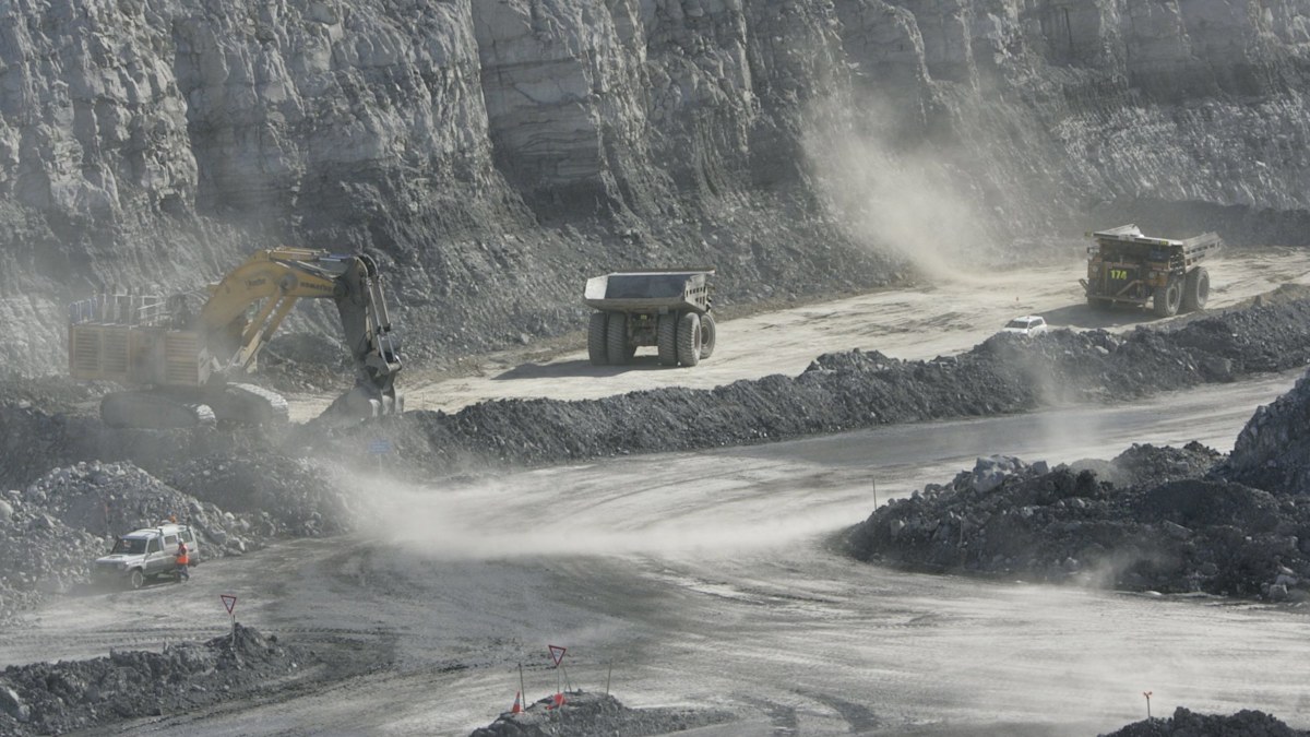 Investigation launched after worker dies in mobile equipment incident at United Wambo mine.