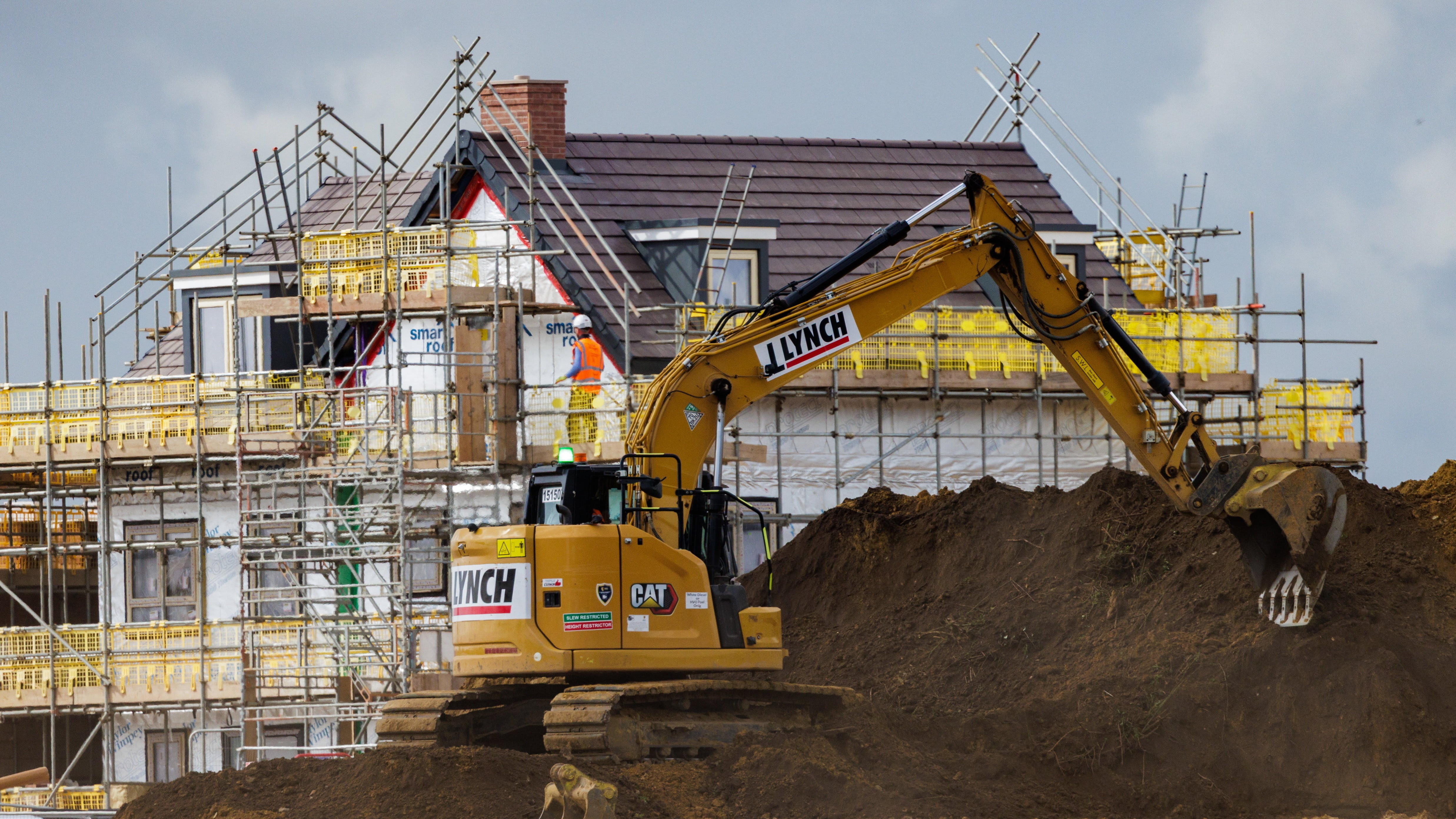 Taylor Wimpey Slashes Shareholder Returns, Launches £42 Million Buyback Amid Housing Downturn